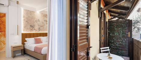 Habitación doble Deluxe, balcón, vista al patio | Caja de seguridad en la habitación, cortinas blackout y insonorización