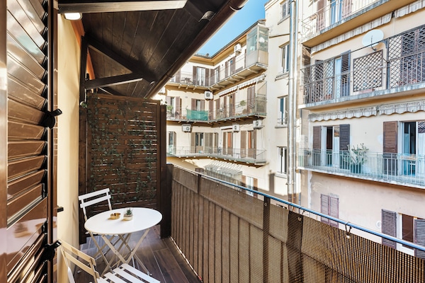 Tweepersoonskamer, balkon, uitzicht op binnenplaats | Een kluis op de kamer, een bureau, een laptopwerkplek