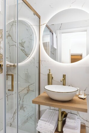 Chambre Double Deluxe, balcon, vue cour intérieure | Salle de bain