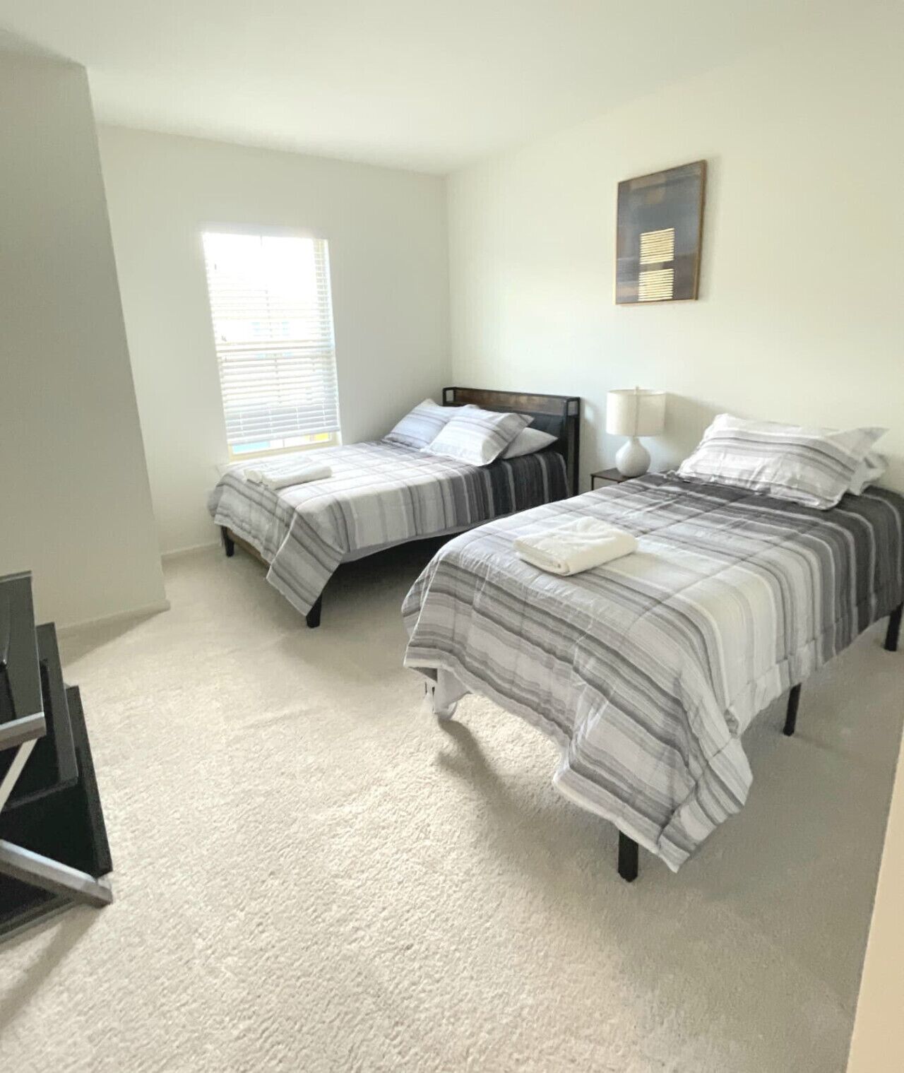 3 habitaciones, escritorio y tabla de planchar con plancha 