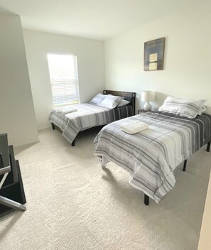 3 bedrooms, desk, iron/ironing board, travel crib - The Tigers Pathway House near LSU Stadium - BC1034 (Baton Rouge)