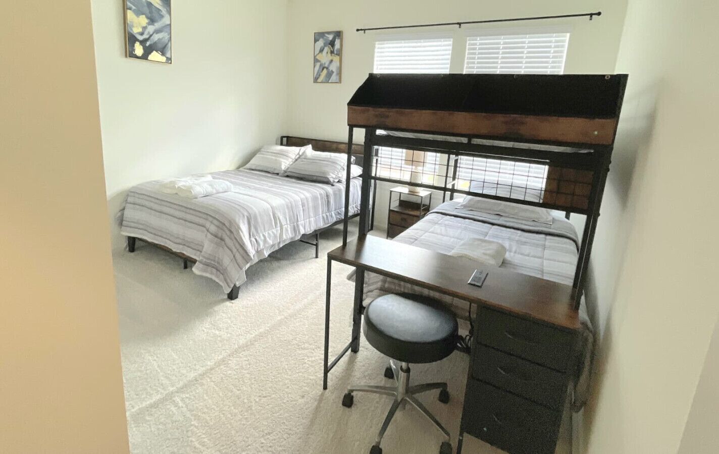 3 soveværelser, skrivebord, strygejern/strygebræt, weekendseng