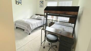 3 makuuhuonetta, työpöytä, silitysrauta/-lauta, vauvan matkasänky