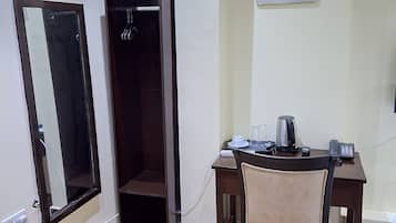 Habitación individual Confort | Escritorio y espacio para trabajar con laptop