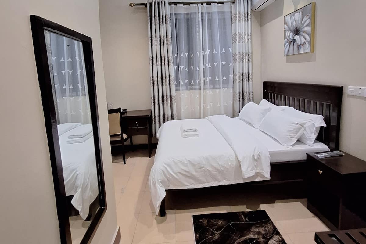 Habitación doble Confort | Escritorio y espacio para trabajar con laptop