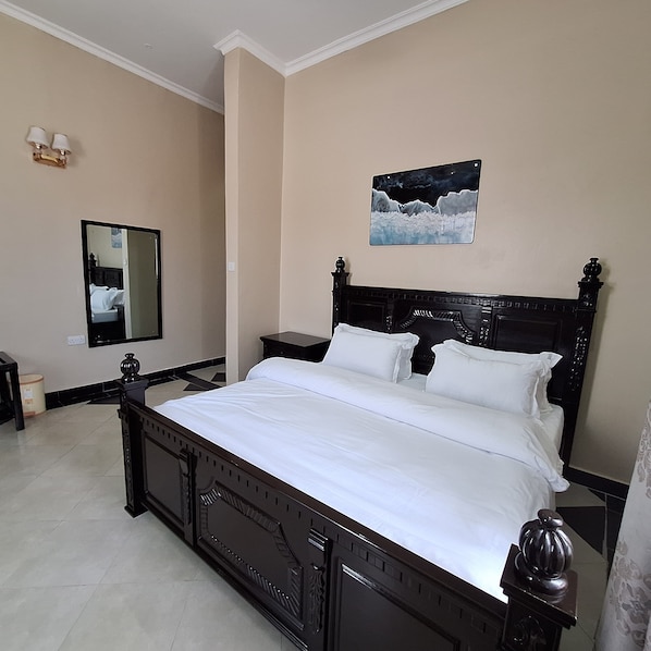 Habitación doble Deluxe | Escritorio y espacio para trabajar con laptop