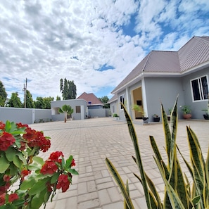 Vista frontal de la propiedad