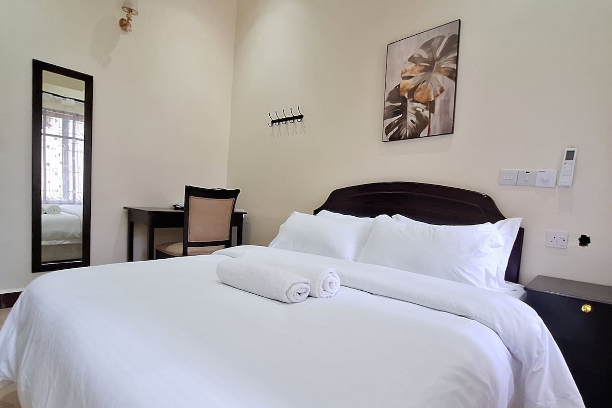 Habitación individual Confort | Escritorio y espacio para trabajar con laptop