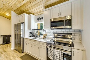 Fridge, microwave, oven, stovetop - Cottage Retreat/1 Mile From Popular Boat Launch (Lillian)