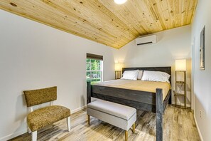 2 bedrooms, WiFi, bed sheets - Cottage Retreat/1 Mile From Popular Boat Launch (Lillian)