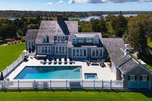 حمّام سباحة مُدفَّأ