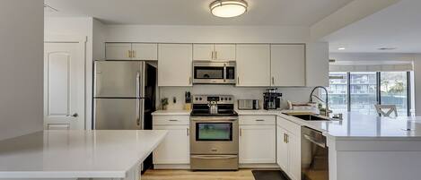 Microondas, horno, parrilla de estufa y lavavajillas