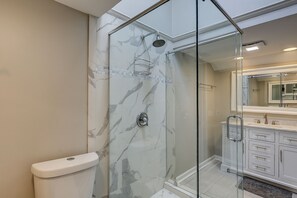 Douche, séchoir à cheveux, serviettes fournies