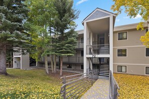 Exterior - Beautiful 2-Bedroom Condo Overlooking Lake Dillon! (Dillon)