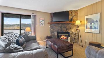 Smart-tv, een open haard en boeken