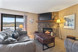Smart TV, fireplace, books - Beautiful 2-Bedroom Condo Overlooking Lake Dillon! (Dillon)