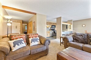 スマートテレビ、暖炉、書庫