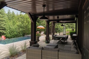Outdoor dining - Cozy Private Suite with pool (Salem)