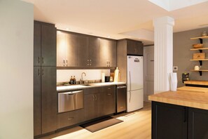 冰箱、微波炉、烤箱、炉灶