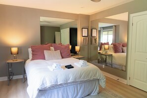 2 bedrooms, travel crib, free WiFi, bed sheets - Cozy Private Suite with Year-Round Hot Tub (Salem)