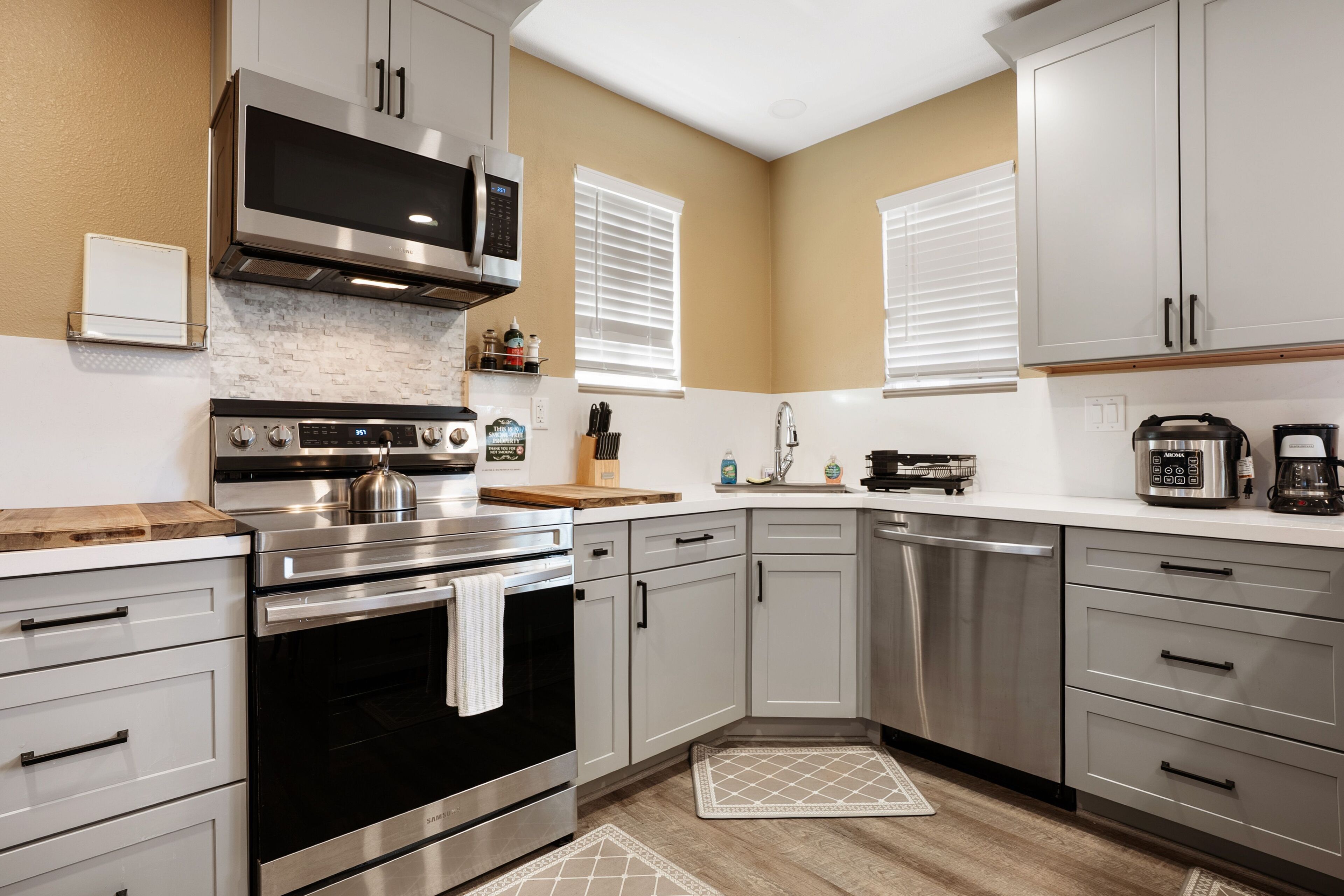 Frigorífic, microones, forn i placa de cuina 