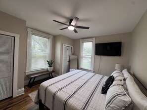 2 bedrooms, iron/ironing board, Internet, bed sheets - Charming 2-Bed Retreat — Just Steps from Historic Downtown Wilmington (Wilmington)