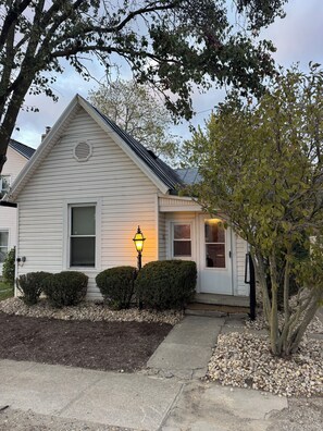 Exterior - Charming 2-Bed Retreat — Just Steps from Historic Downtown Wilmington (Wilmington)
