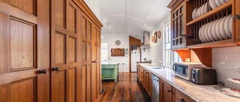 Microones, forn, placa de cuina i rentaplats