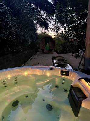 Outdoor spa tub