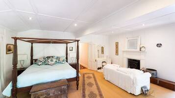 4 bedrooms, WiFi, bed sheets