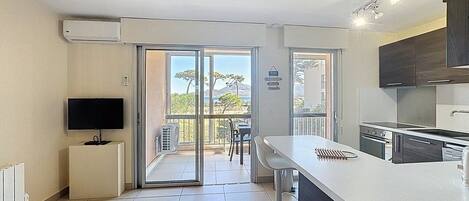 Een koelkast, een microgolfoven, een oven, een vaatwasser