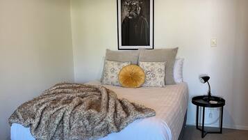 1 habitación, tabla de planchar con plancha, internet y ropa de cama