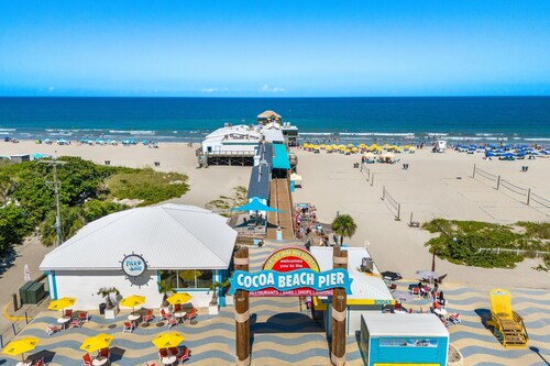 Sunny Cocoa Beach Condo I Steps from the Pier, Private Balcony, & BBQ Grills 🏖️