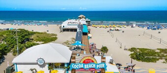 Sunny Cocoa Beach Condo I Steps from the Pier, Private Balcony, & BBQ Grills 🏖️