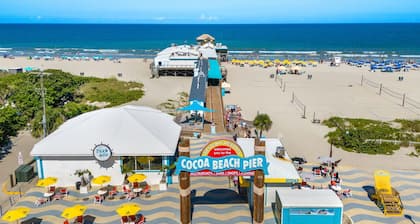 Sunny Cocoa Beach Condo I Steps from the Pier, Private Balcony, & BBQ Grills đïž