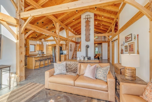 Littleton Lodge - Mountain Views on 10 acres of land