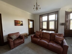 TV, fireplace - Tastefully renovated 1 bedroom apartment in Fort Augustus (Fort Augustus)
