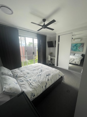 1 bedroom, iron/ironing board, WiFi, bed sheets. 1 Room suite ( Private Parking, Entry and Suite)