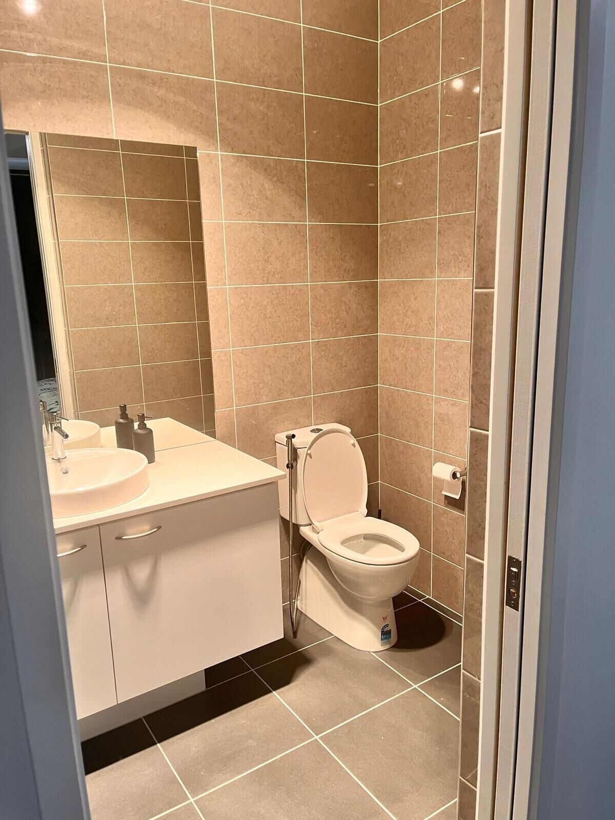 Hiustenkuivaaja, bidee, pyyhkeet, saippua