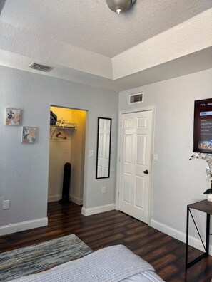 1 habitación, tabla de planchar con plancha, wifi y ropa de cama