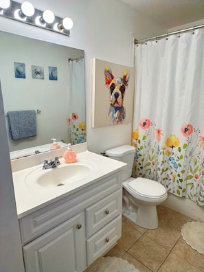 مجففات شعر، مناشف، صابون، ورق حمّام