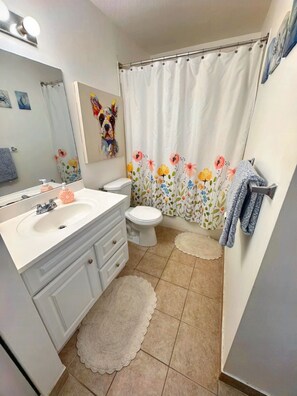 مجففات شعر، مناشف، صابون، ورق حمّام