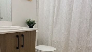 Douche, sĂšche-cheveux, serviettes fournies, savon