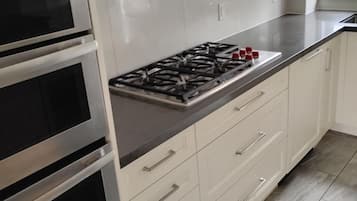 Micro-ondes, four, plaque de cuisson, lave-vaisselle