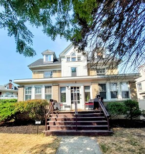 Exterior - The Buffalo Loft - 3 BR, Pet Friendly, with an Outdoor Fire Pit (Buffalo)