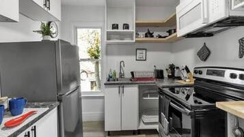 Coffee/tea maker, fridge, microwave, oven