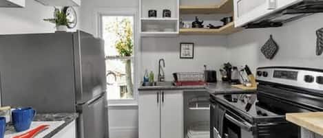 Wasserkocher mit Kaffee-/Teezubehör, Kühlschrank, Mikrowelle, Ofen