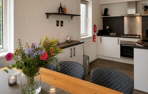 Fridge, microwave, oven, stovetop - 3 bedroom nice home in Vlagtwedde (Vlagtwedde)