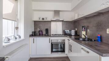 Kühlschrank, Ofen, Herdplatte, Geschirrspüler