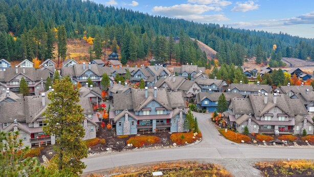 A residential area with houses featuring steep roofs and a mix of single and multi-story buildings. - Raintree at Roslyn Ridge - Cozy Retreat (Ronald)